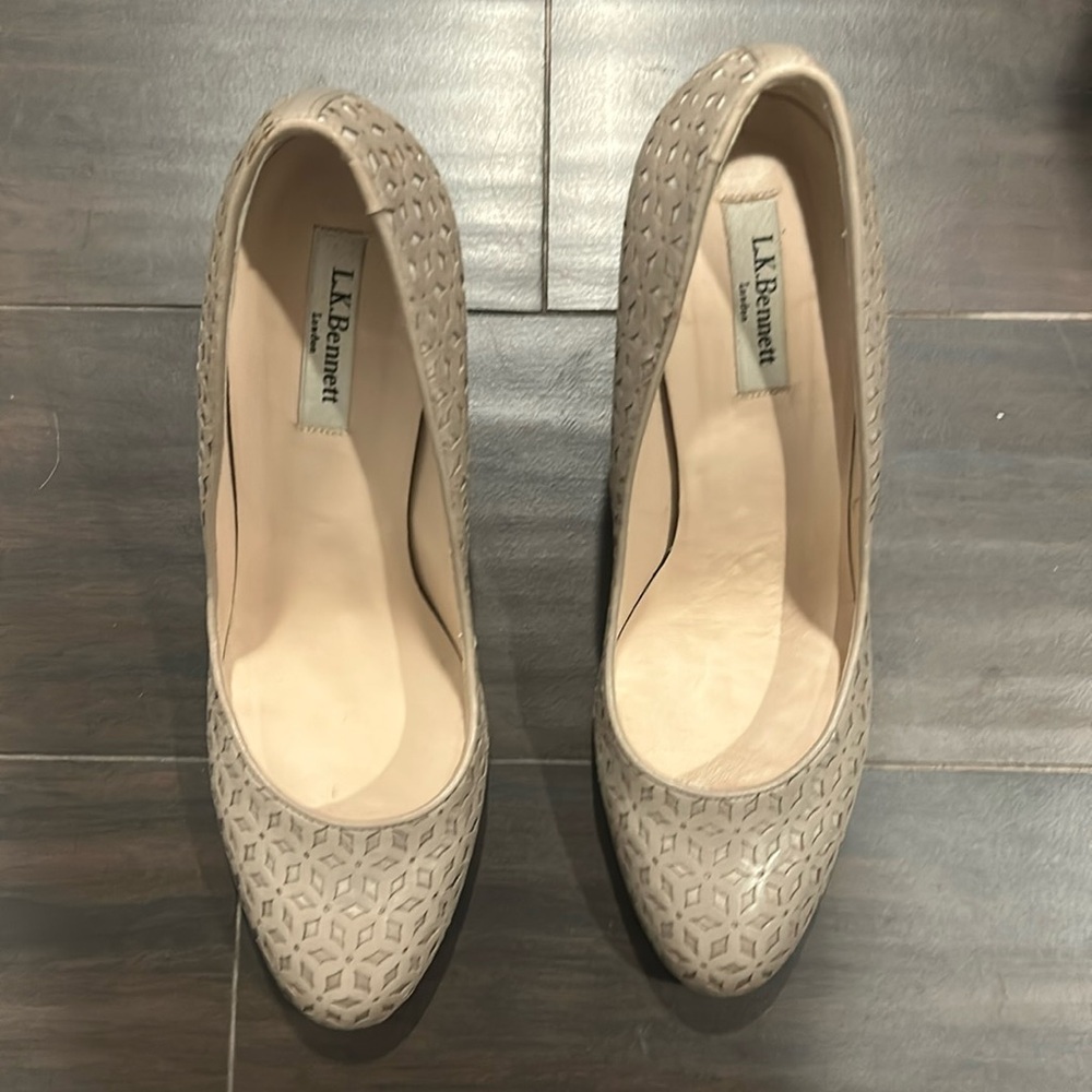 LK Bennett Tan/ Taupe Heels Classic Design.
Is great used condition.